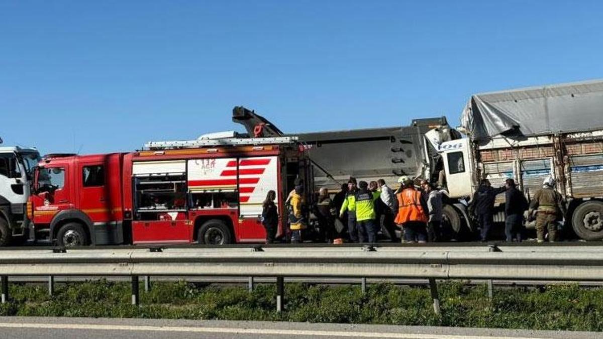 Hatay - Adana yolunda aynı istikametteki kamyonlar çarpıştı: 1 ölü