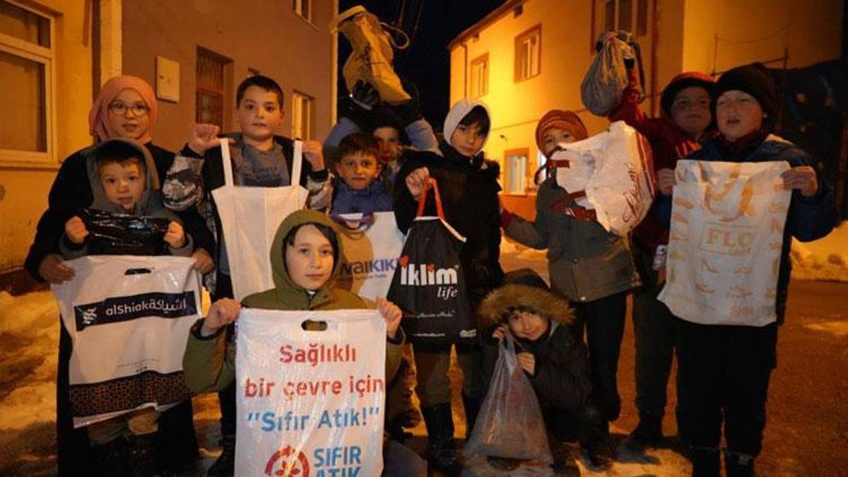 Bayburt'ta on beşi coşkusu: Asırlık gelenek ile çocuklar poşetlerini doldurdu