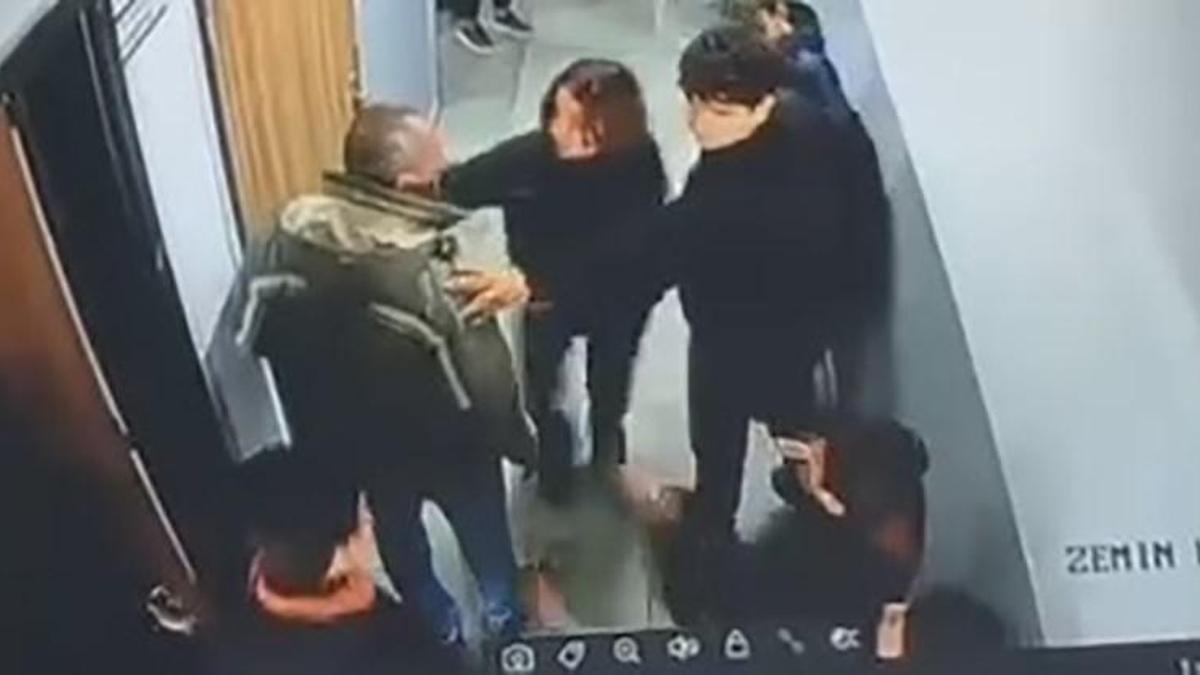 Van'da okulda dehşet! Çocuğuna kartopu atan öğrenciyi koridorda darbetti