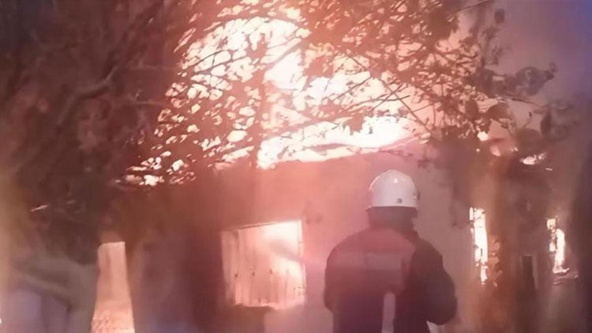 Erdemli'de sobadan çıkan yangın evi kül etti