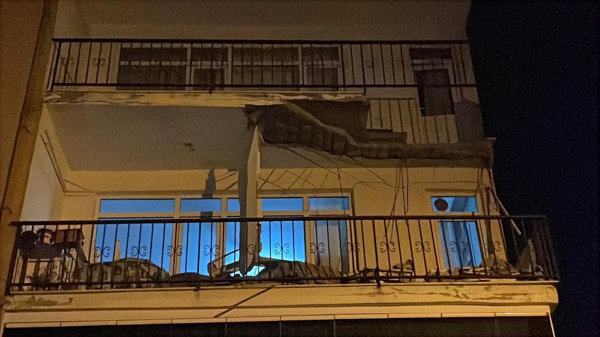 İstanbul -Üsküdar’da balkonu çöken 4 katlı bina tahliye edildi