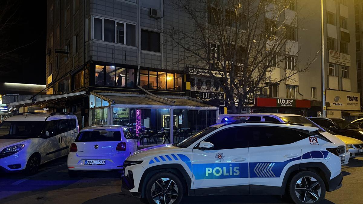 15 yaşındaki çocuk, hırsızlık yaptığı kafede yakalandı; O anlar kamerada