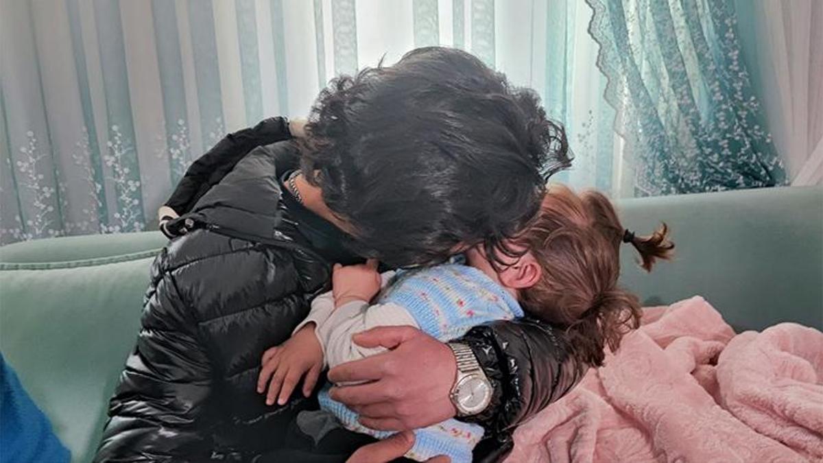 Adana'da duygu dolu anlar... Hayatını kurtardığı bebekle buluştu! Babanın sözleri yüreklere dokundu: O olmasa şu anda hayatta olmayacaktık