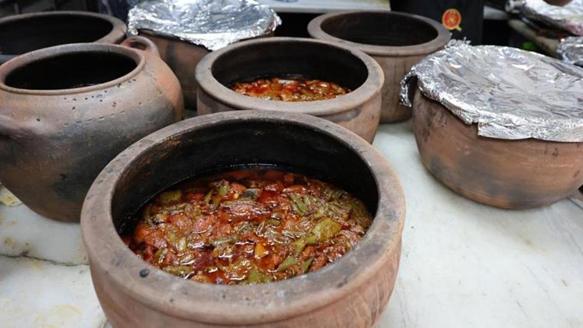 Sabah 9'da başlıyor, iftara kadar durmuyor! Elazığ'da fırınlarda tepsi kuyruğu