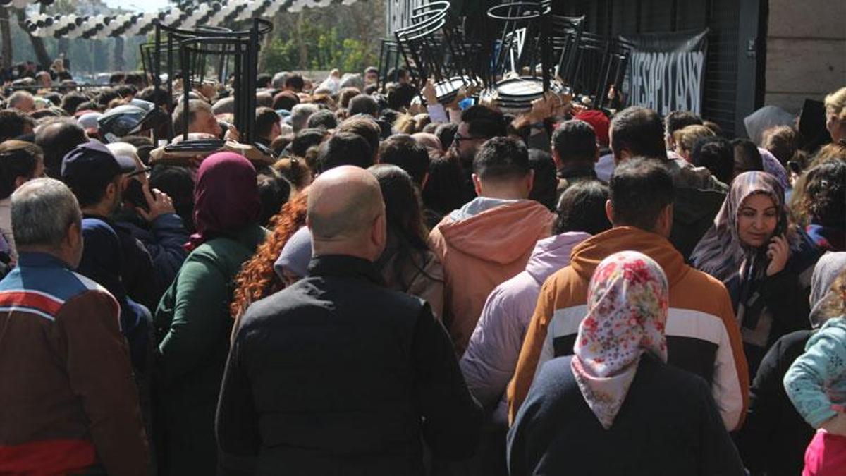 Ucuz ve indirimli eşya izdihama neden oldu, ezilen ve bayılan vatandaşlar hastaneye kaldırıldı