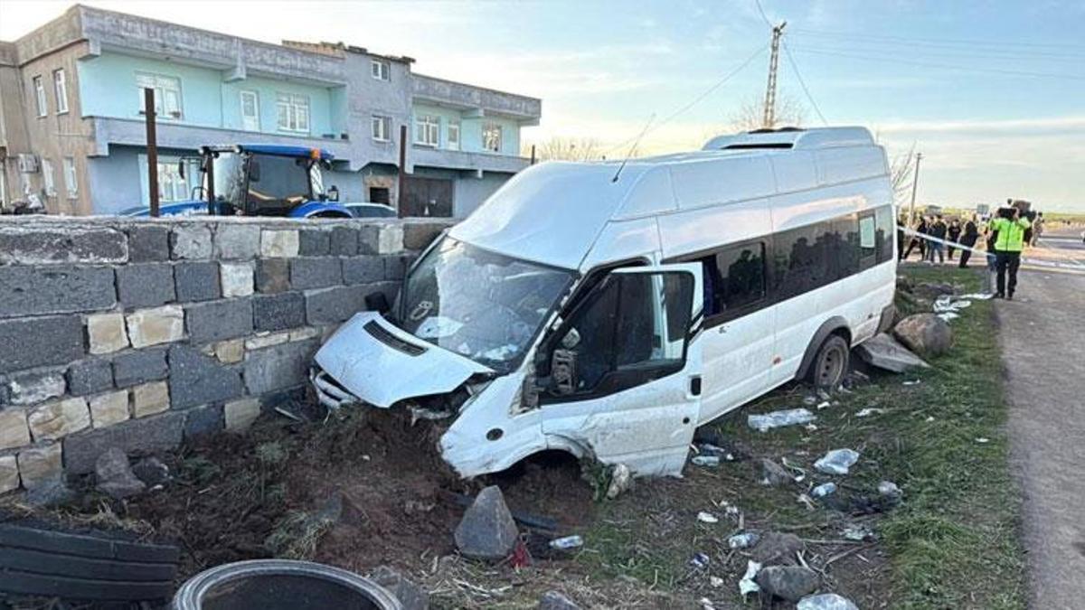 Diyarbakır'da işçi minibüsü duvara çarptı, 12 kişi yaralandı