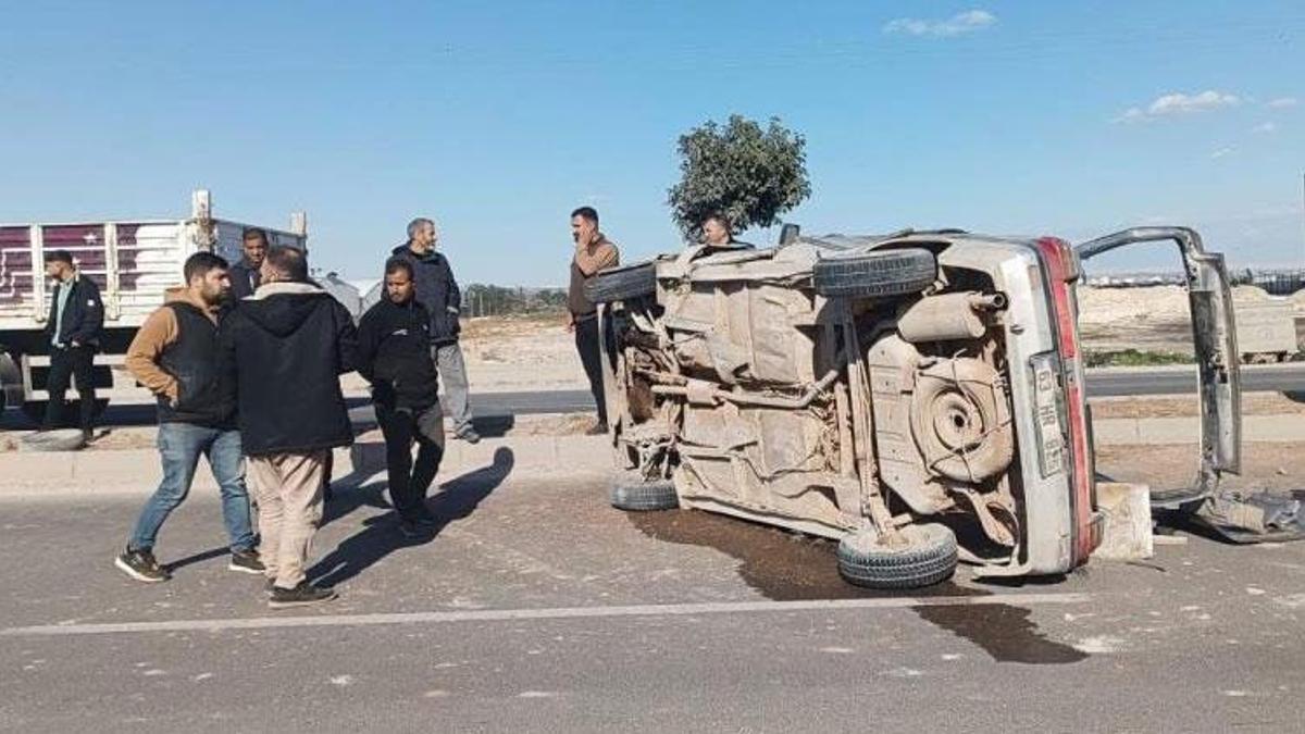 Şanlıurfa-Akçakale karayolunda otomobil devrildi