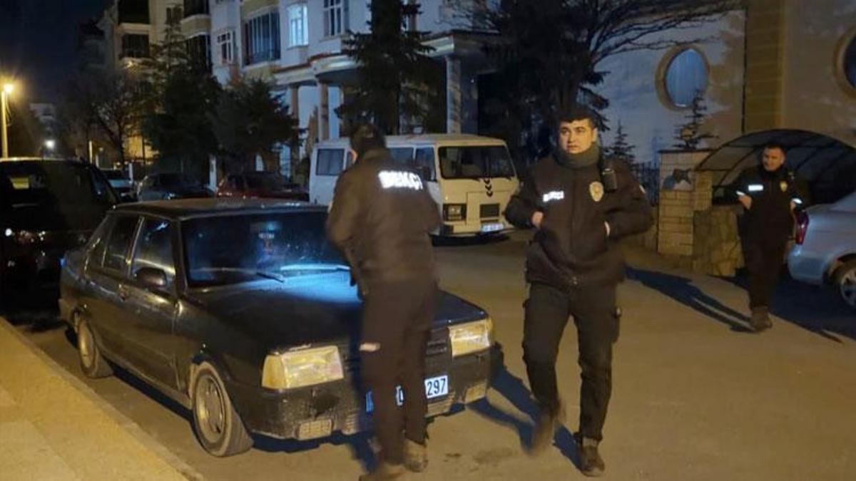 Kornası takılı kalan araç gece yarısı mahalleyi ayağa kaldırdı