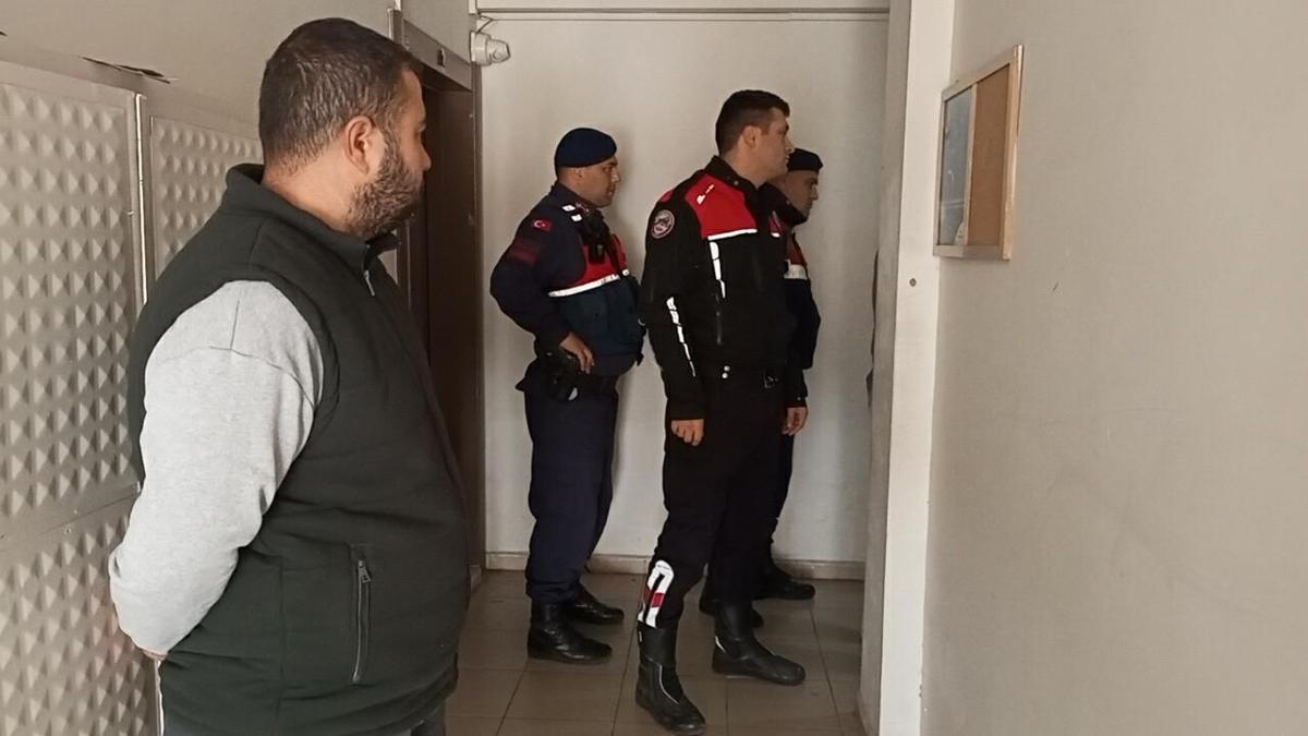 Firari hükümlü kapıyı açmayınca, jandarma çilingir vasıtasıyla içeri girdi