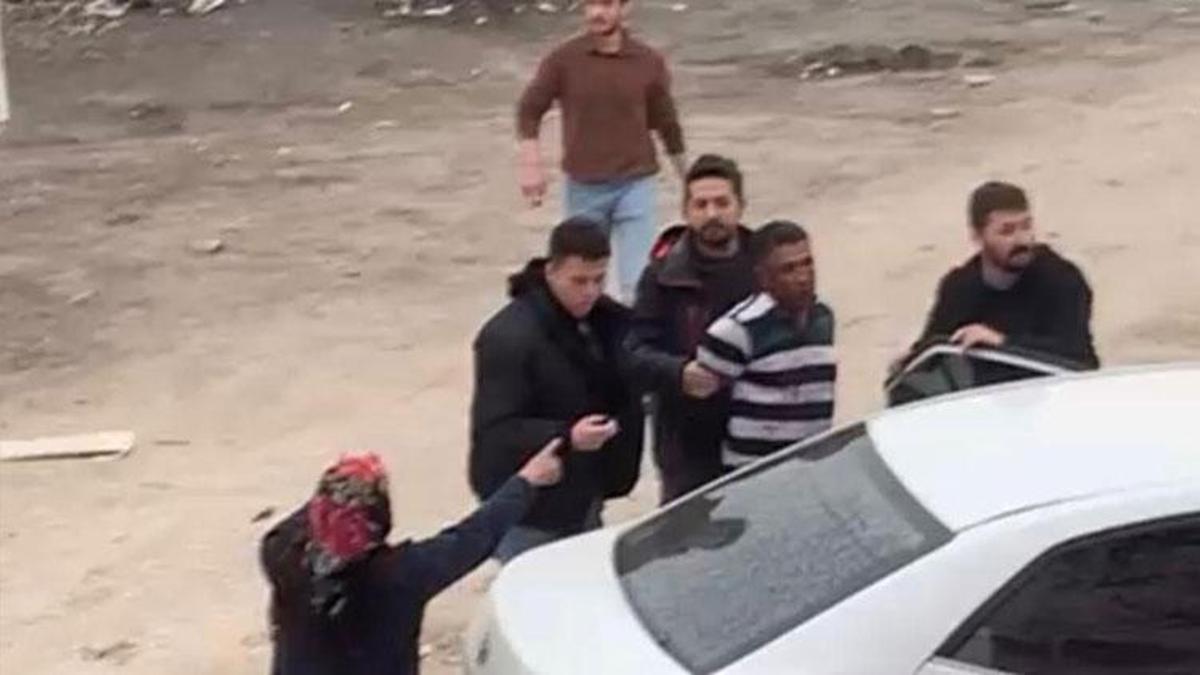 Sakarya Erenler'de hareketli dakikalar: Firariyi vermemek için polise direndiler