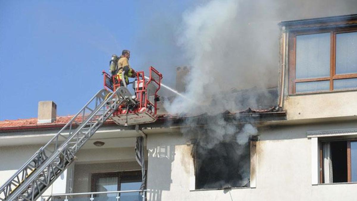 Manisa'da 4 katlı binada yangın paniği
