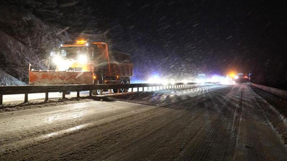 Kastamonu’da yoğun kar yağışında araçlar yolda mahsur kaldı