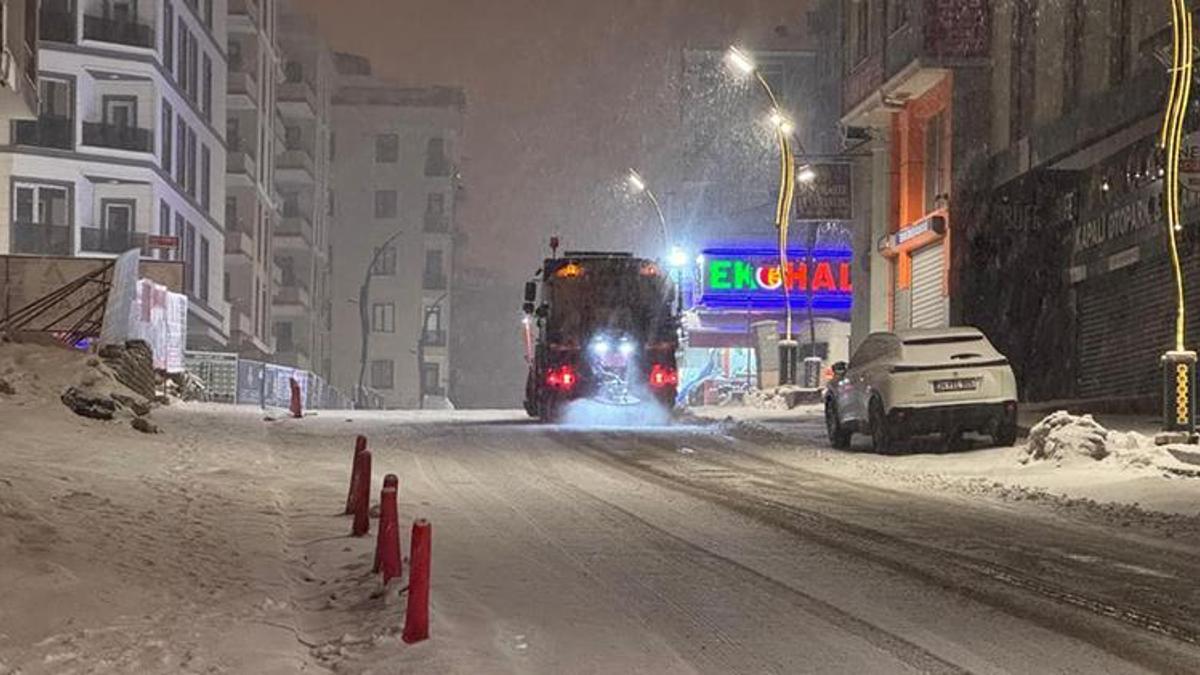Van'da bir anda bastırdı! 143 yerleşim yerinin yolu kapandı