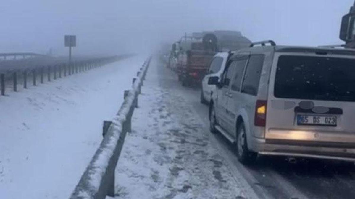 Siverek'te zincirleme kazada yol trafiğe kapandı
