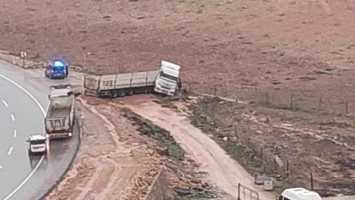 Siirt'te kontrolden çıkan kamyon yol kenarına savruldu