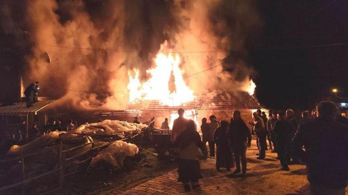 Kütahya Hisarcık'ta samanlık yangını korkuttu