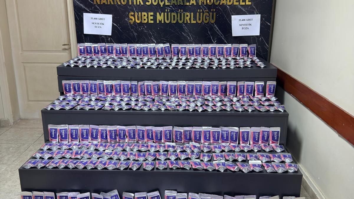 Sakarya’da dur ihtarına uymayan cipten 33 bin 400 sentetik ecza ele geçirildi