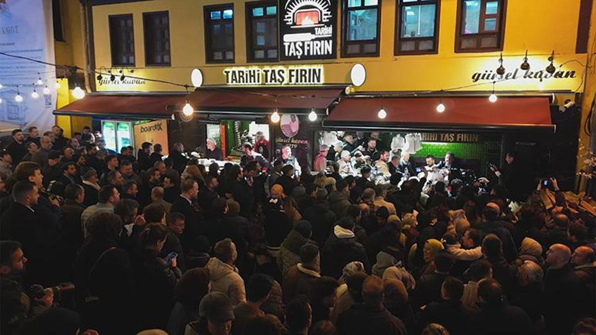 Bursa’nın kalbi Abdal Meydanı’nda gençlerle sahur buluşması