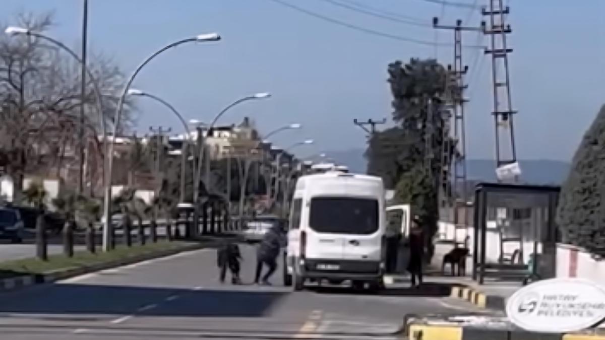 Durak görevlisi, minibüs şoförünü darbetti