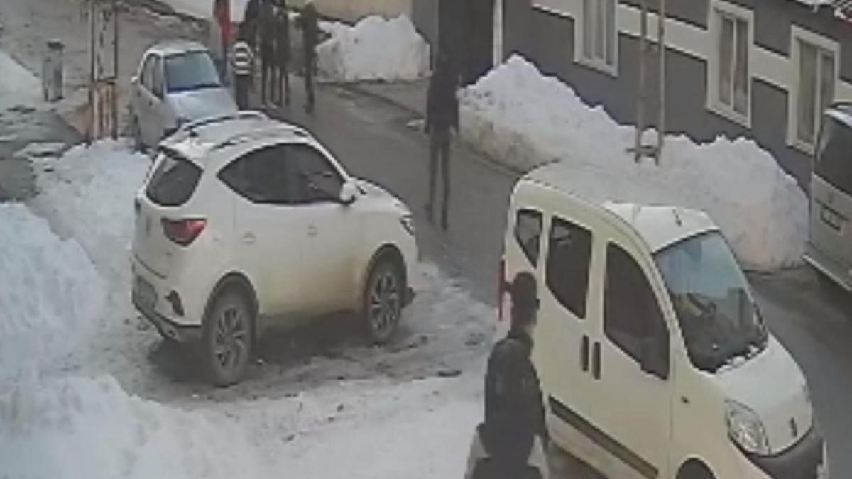 Kars’ta iftara dakikalar kala sokak kavgası: 2 yaralı