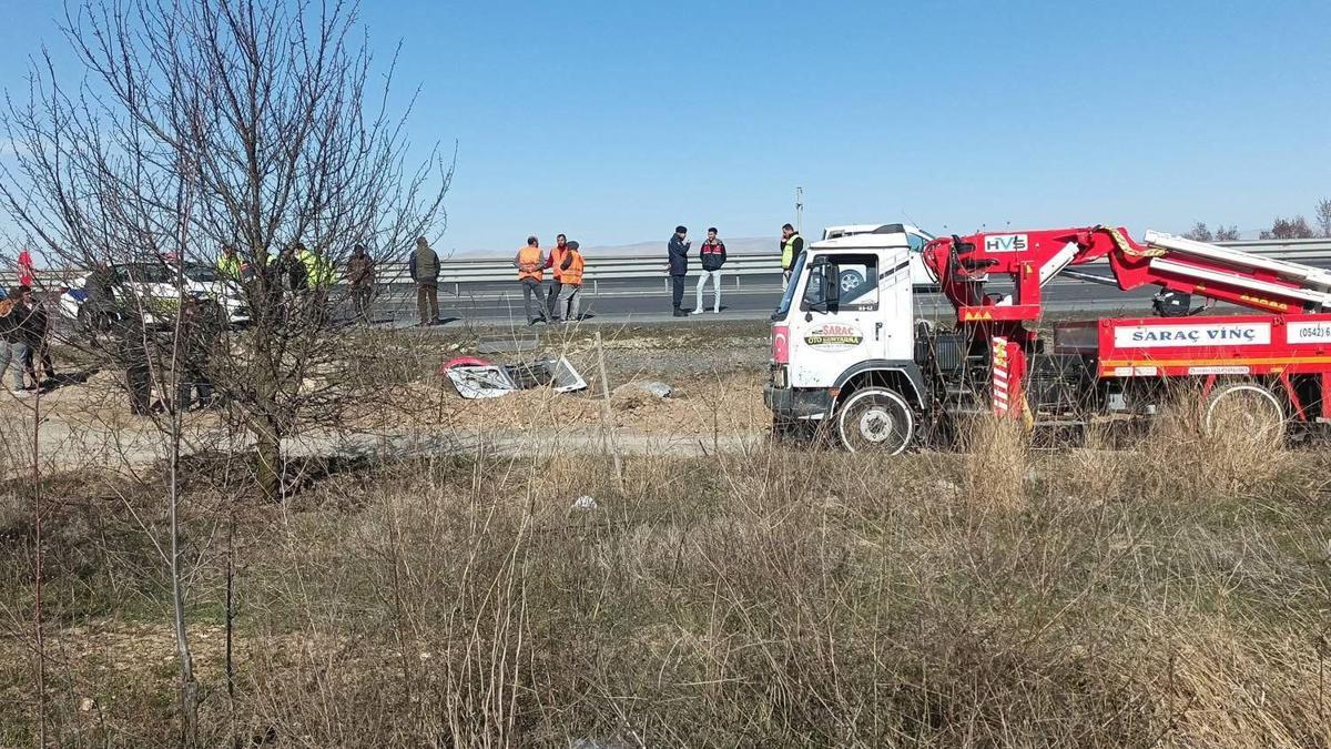 Afyonkarahisar’da yolcu indiren minibüse TIR arkadan çarptı: 11 yaralı