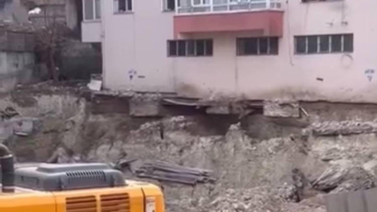 İstanbul - Bahçelievler’de temelinde kayma oluşan 4 katlı bina tahliye edildi