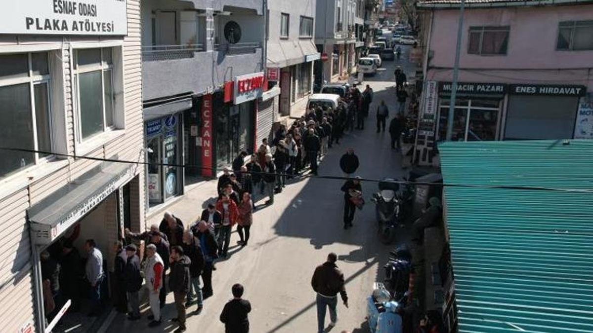 Bursa’da 140 bin TL ödememek için izdiham çıkardılar! Kuyruğun ucu bucağı görünmüyor
