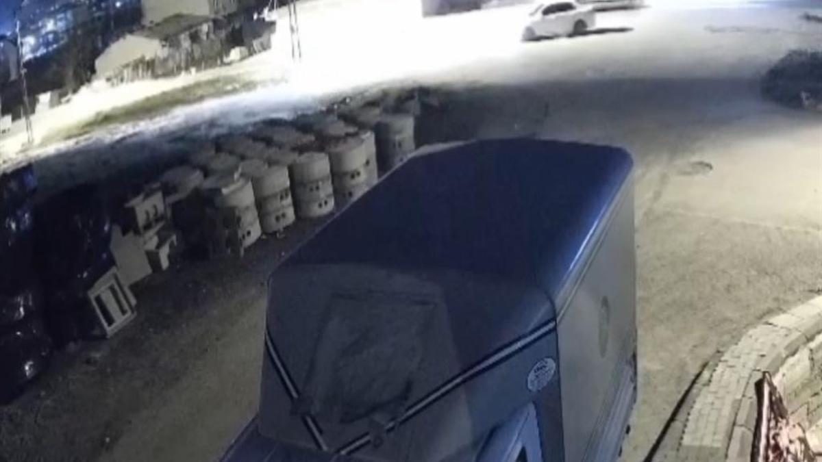 Çarptığı otomobil ters döndü, koşarak olay yerinden kaçtı!