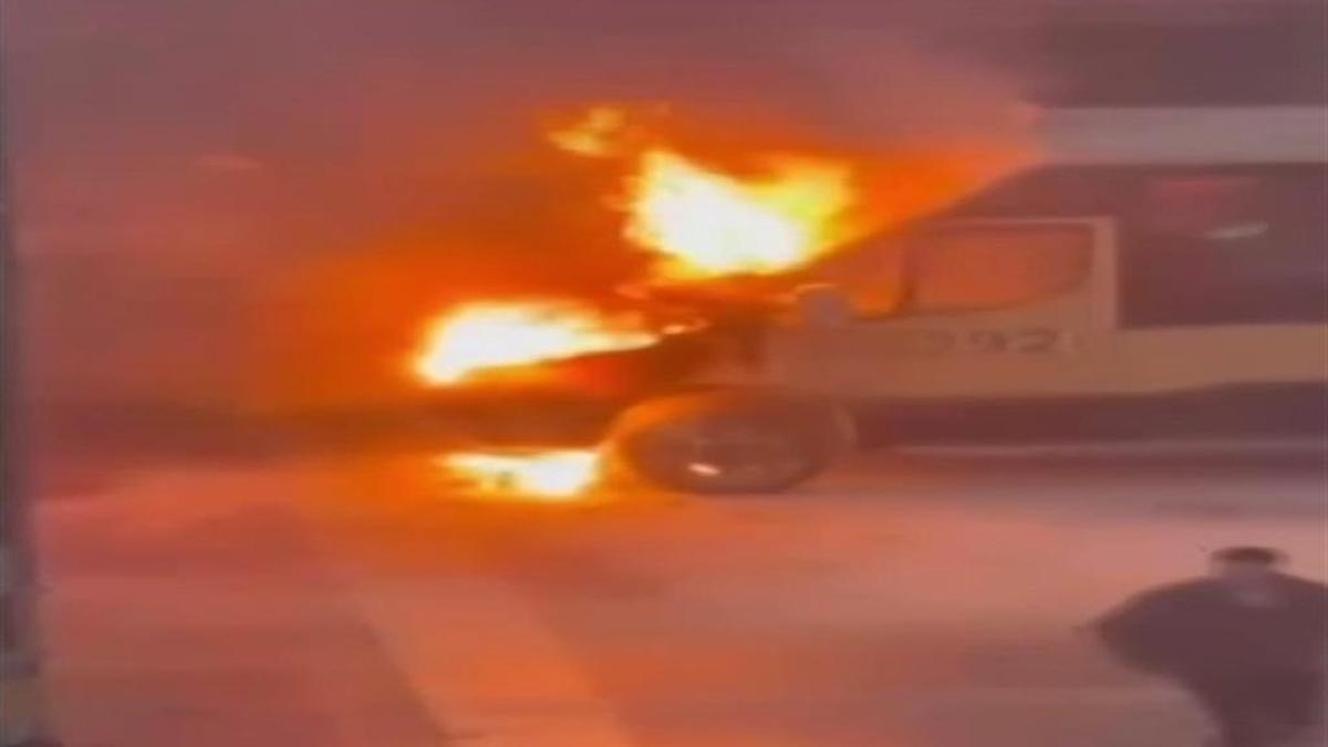 İstanbul'da park halinde alev aldı: İtfaiye müdahale etti