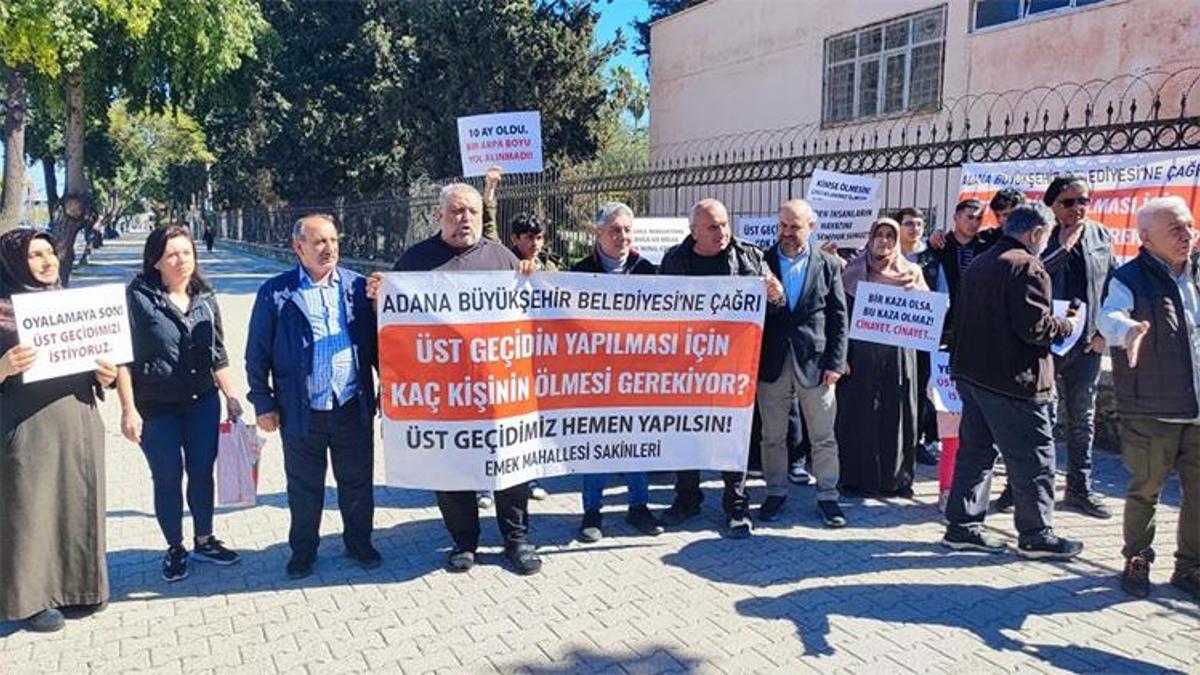 Seyhan'da üst geçit isteyen mahalleli eylem yaptı