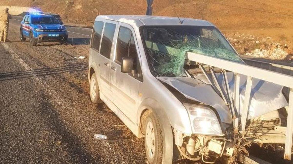 Elazığ araç bariyerlere ok gibi saplandı biri ağır 2 kişi yaralandı