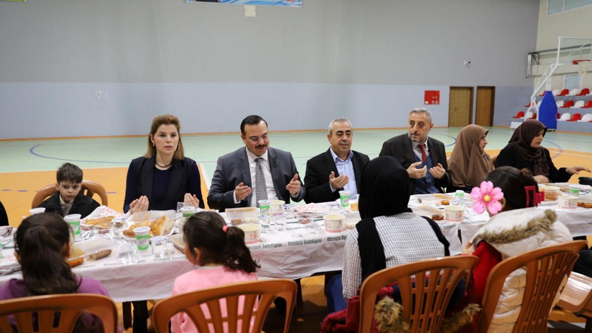 Altınözü Kaymakamı Şahin öksüz ve yetim çocuklarla iftarda buluştu