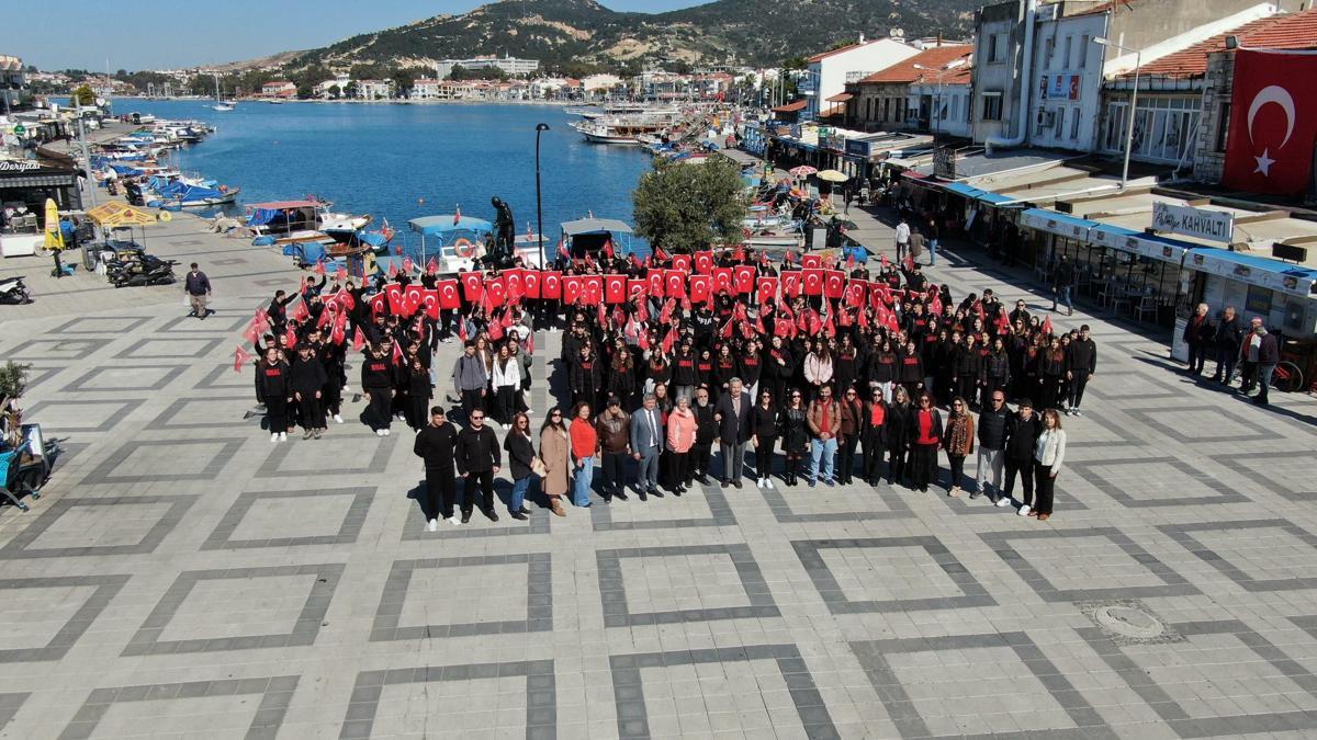 İstiklal Marşı'nın her kıtasını şehrin ayrı bir noktasında okudular