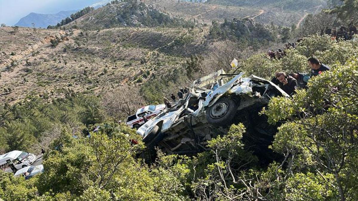 Anamur'da işçi servisi, uçurumdan yuvarlandı; 3 ölü, 11 yaralı