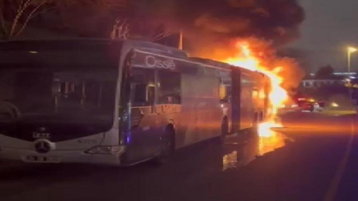 Metrobüste yangın paniği! 60 yolcu tahliye edildi