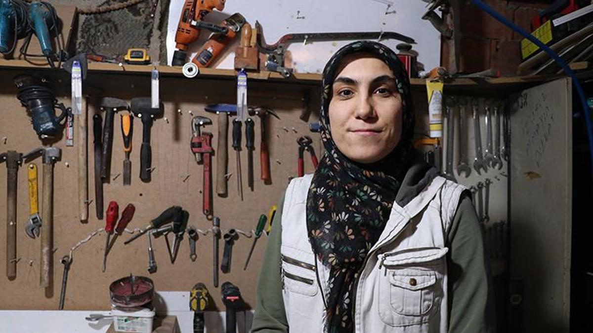 Eşine yardım ederken usta oldu: Çekmece çivileyerek başladı, kendi atölyesini kurdu!