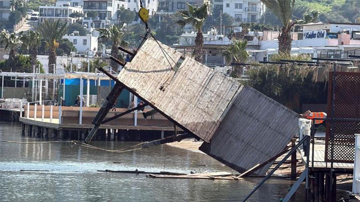 Bodrum'da sosyetenin iskeleleri teker teker yıkıldı, Türkbükü sahilinde büyük temizlik