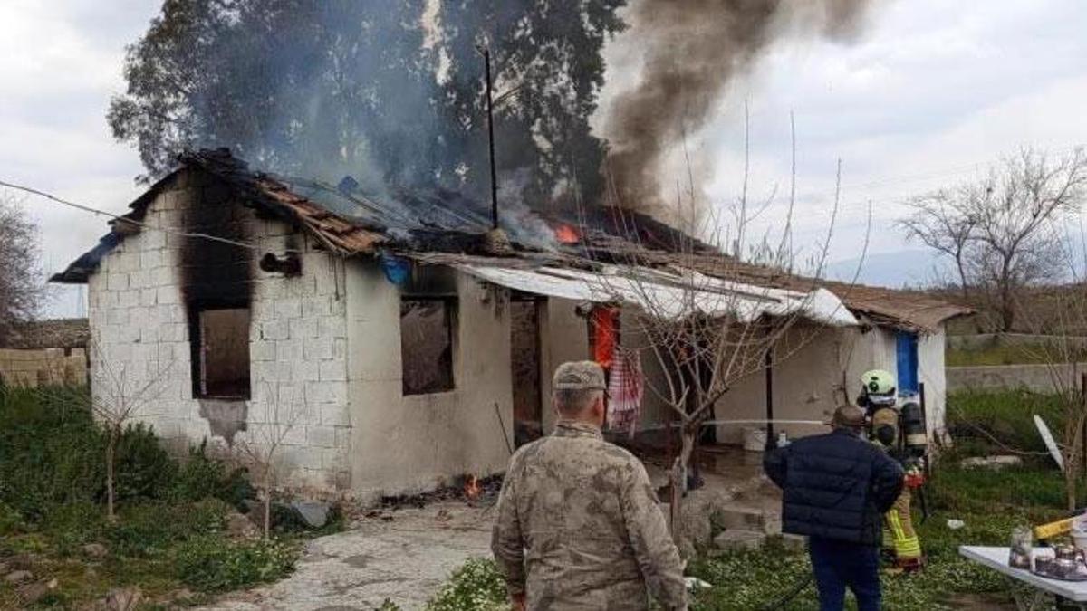 Hatay Kırıkhan'da müstakil ev alevlere teslim oldu