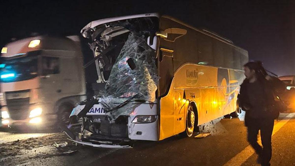 Kızılcahamam'da otobüs ile çekicinin çarpıştığı kazada 1 kişi öldü, 15 kişi yaralandı