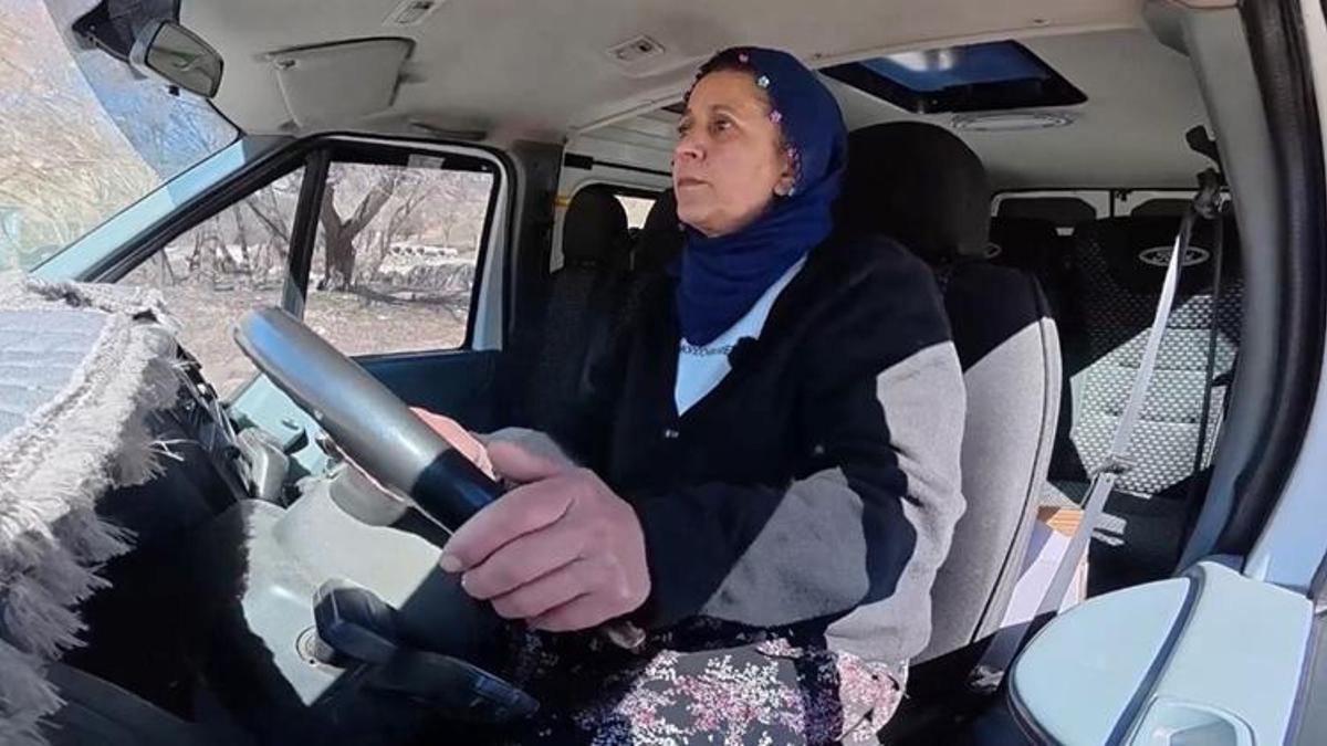 Tunceli'de herkes onu konuşuyor! Hem öğrenci taşıyor hem de çiftçilik yaparak geçimini sağlıyor