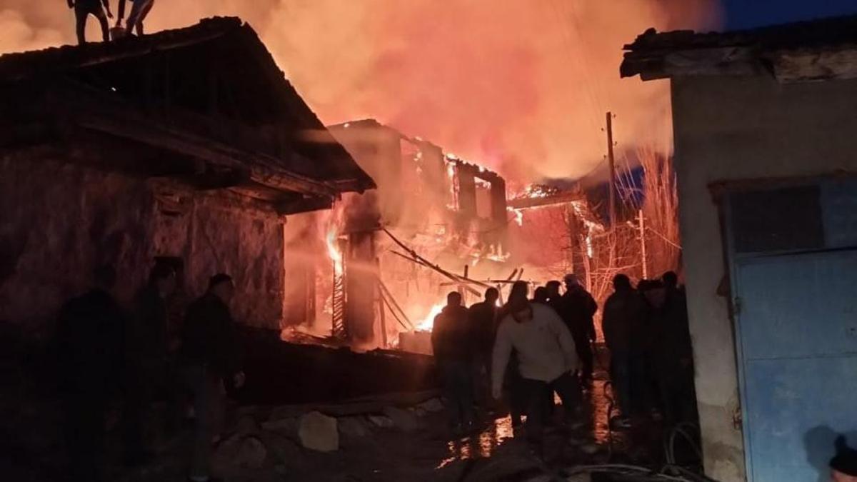 Çorum’da yangın; 2 ev ve 1 traktör kullanılamaz hale geldi
