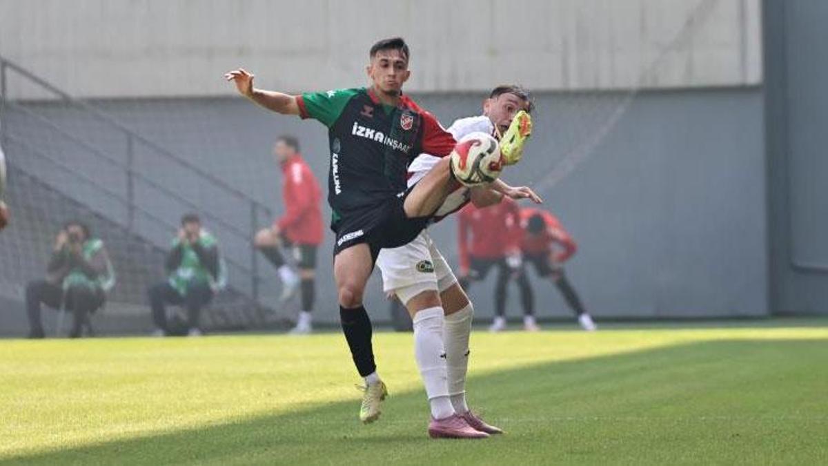 Kritik zirve mücadelesi! Karşıyaka-Ayvalıkgücü Belediyespor maçında 2 gol 1 kırmızı vardı