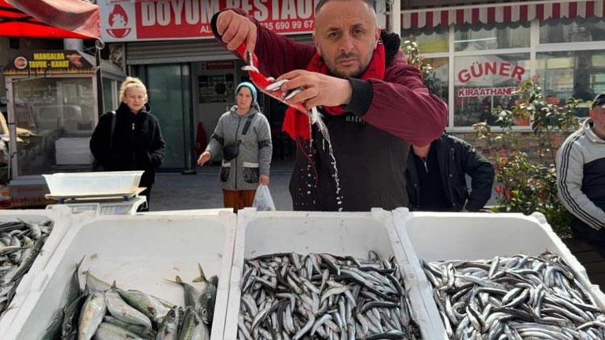 Zonguldak'ta balık tezgahlarında Ramazan mesaisi; hamsi 100 liradan satılıyor