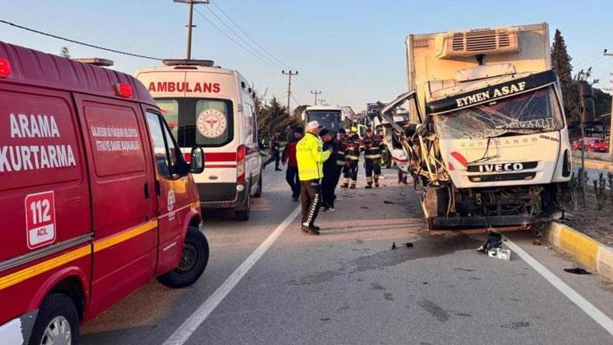 Balıkesir'de kamyon ile traktör çarpıştı kazada 2 kişi yaralandı