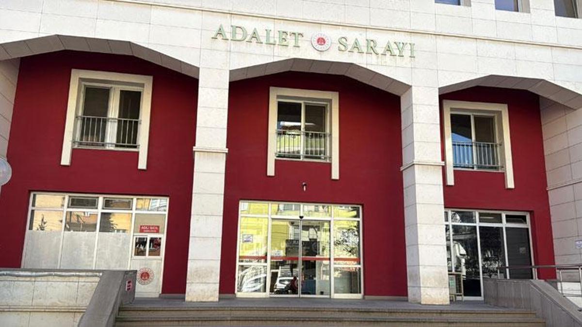 Okulda Atatürk'e hakaret ettiği öne sürülen felsefe öğretmeni tutuklandı
