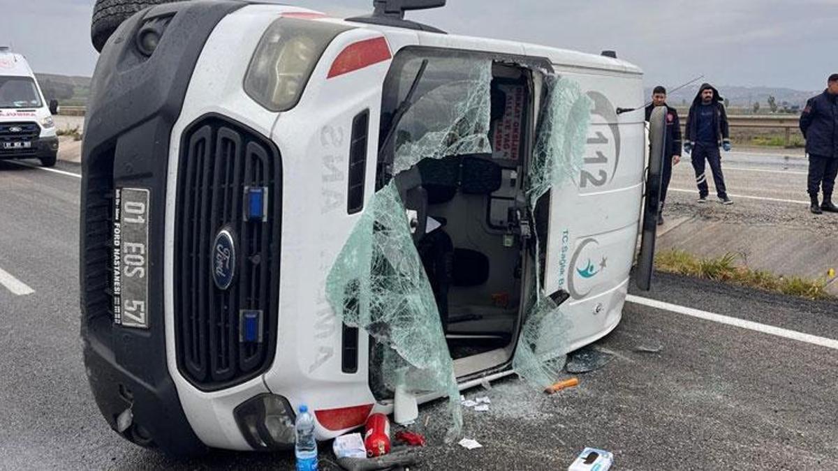 Seyir halindeyken lastiği patlayan ambulansın devrildi; 3 sağlık personeli yaralandı