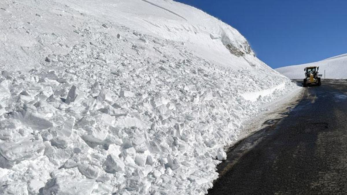 Şavşat-Ardahan kara yolu çığ nedeniyle ulaşıma kapatıldı