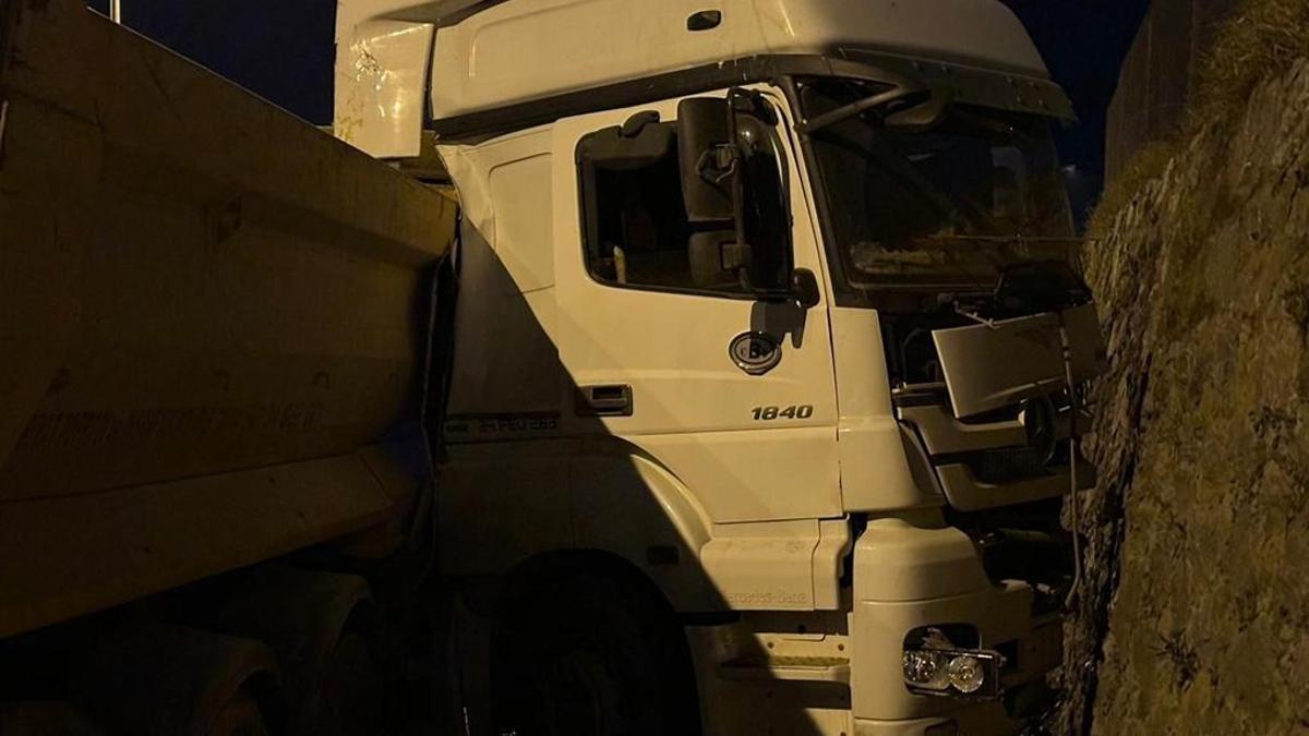 İstanbul'da kamyon dehşeti! İstinat duvarına çarptı