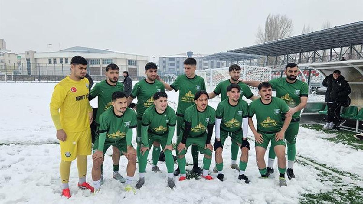BAL’da kar tatili: Hakemler sahayı inceledi, maç durdu!