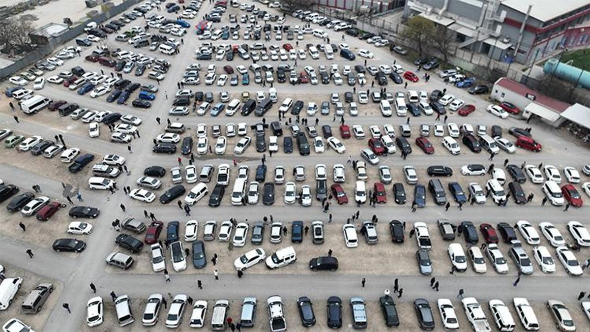 Bursa'da ikinci el oto pazarında buruk bayram